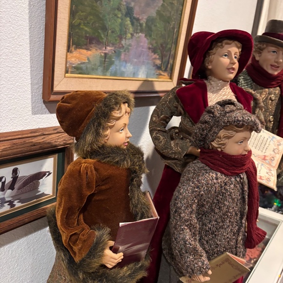 Carolers figurines 4 Christmas real clothing resin. The tallest 28”& 20” Rare - Picture 3 of 16